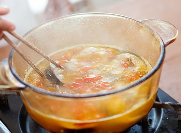 Nêm nếm với hạt nêm MAGGI Nấm Hương, tiêu, đường cho vừa ăn.