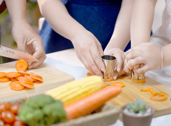 Rau củ rửa sạch, cắt nhỏ