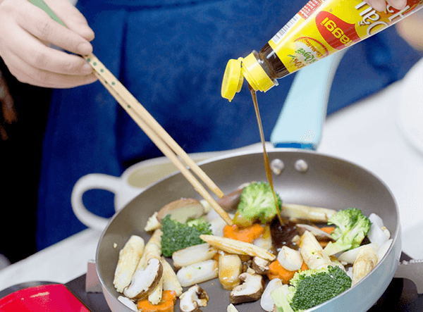 Xào rau củ với hạt nêm MAGGI và dầu hào MAGGI