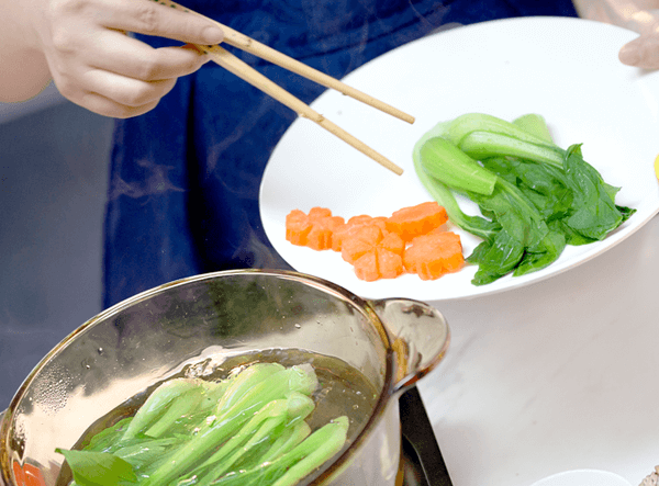 Chần sơ cải và cà rốt