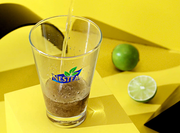 Hòa tan gói trà vị chanh NESTEA với 100ml nước ấm