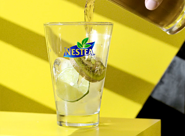 Cho đá vào ly rồi rót trà vị chanh NESTEA vào
