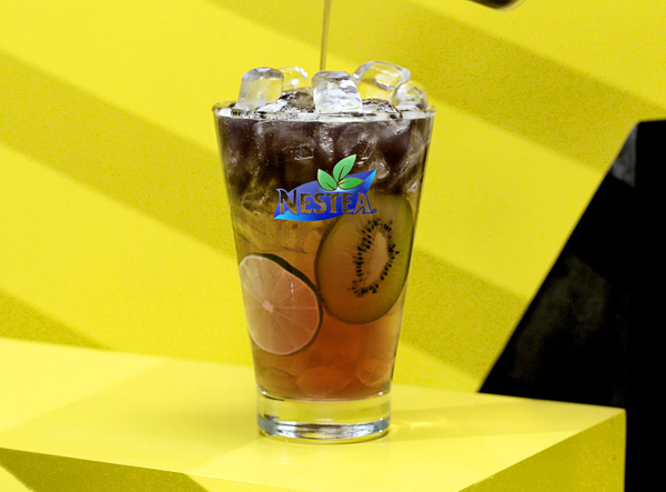 Rót nhẹ nhàng phần nước cốt việt quất lên trên