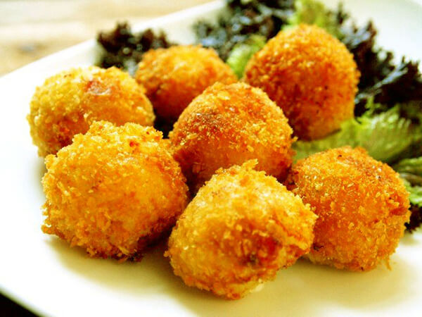 Khoai tây nghiền trộn cùng rau củ bọc bên ngoài trứng cút tạo sự thích thú của trẻ với bữa ăn.