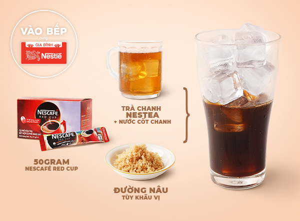 Pha trà chanh NESTEA với 60ml nước ấm, hòa tan, thêm nước cốt chanh vào