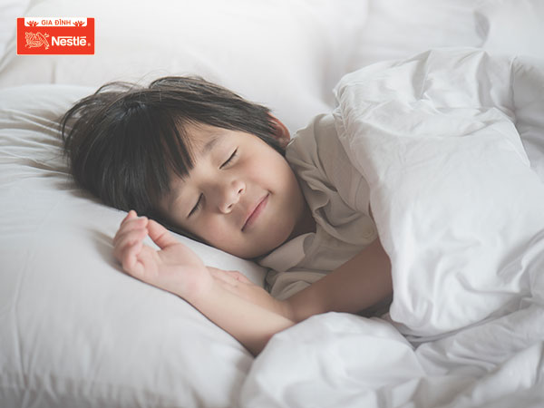 Tập cho bé làm quen với việc ngủ sớm và dậy sớm