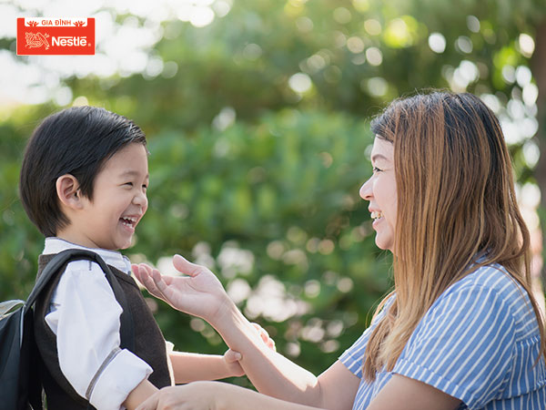 Cha mẹ cần chuẩn bị tâm lý cho bé để thích nghi với môi trường sinh hoạt  mới