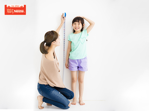 Bố mẹ nuôi con cao lớn bằng cách bổ sung chế độ dinh dưỡng chuẩn khoa học