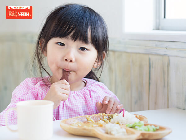 Chế độ ăn uống của trẻ em phải đầy đủ dưỡng chất để phát triển chiều cao