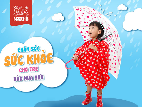 Mang sẵn áo mưa để cơ thể trẻ không bị thay đổi nhiệt độ đột ngột dẫn đến cảm lạnh