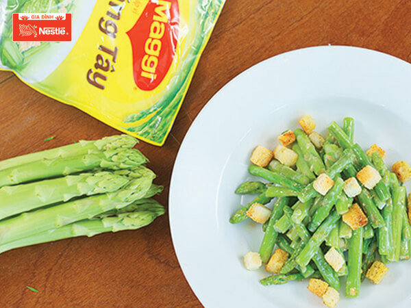 Vị giòn giòn, thanh ngọt tự nhiên của măng tây rất thích hợp để làm món salad.