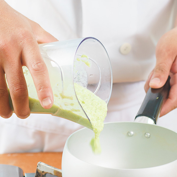 Cho hỗn hợp súp đã xay nhuyễn vào nồi, đun nóng.