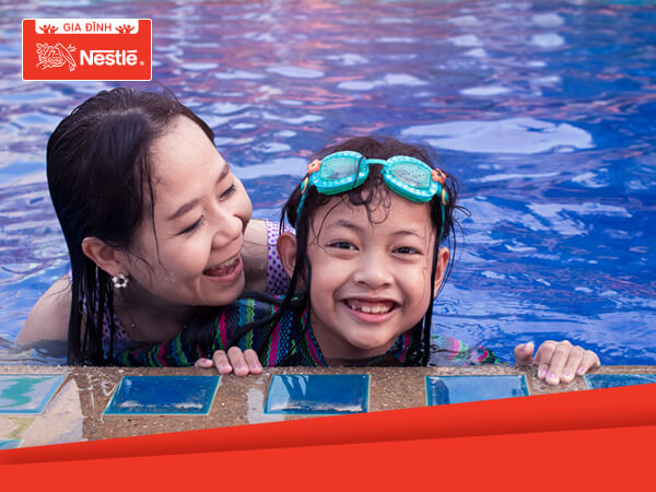 Bơi lội đốt cháy mỡ thừa giúp trẻ ngăn ngừa bệnh béo phì