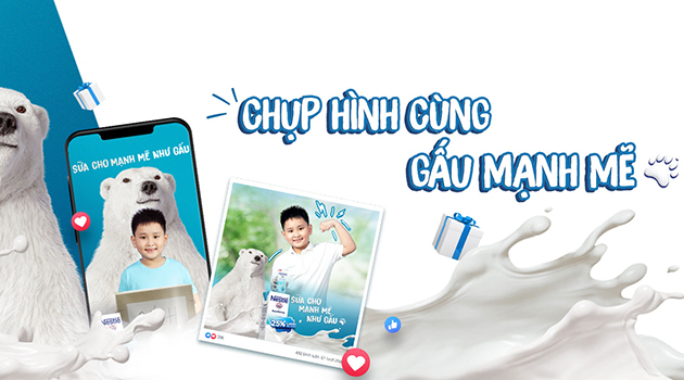 Chụp hình cùng Gấu Mạnh Mẽ