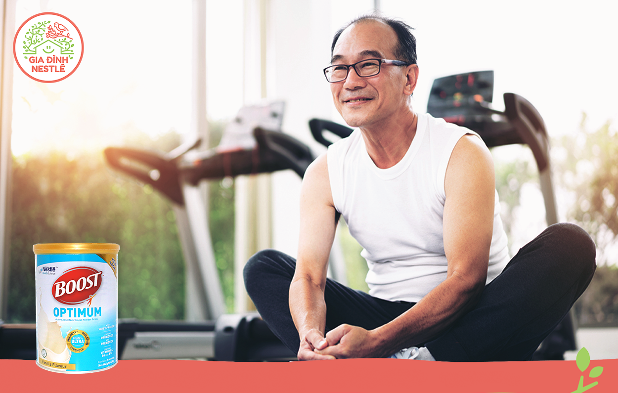 NẮM GIỮ "CHÌA KHÓA VÀNG" TRONG VIỆC PHÒNG NGỪA VÀ PHÁT HIỆN BỆNH TIỂU ĐƯỜNG Ở NGƯỜI CAO TUỔI  Bệnh tiểu đường (hay còn gọi là bệnh đái tháo đường) là bệnh tăng glucose mạn tính có đặc điểm tiến triển không rõ ràng và gây ra nhiều biến chứng nguy hiểm. Vì thế, từ U50 trở đi việc quan tâm phòng bệnh và tầm soát bệnh tiểu đường ở người cao tuổi là vô cùng quan trọng. Cùng Gia Đình Nestlé tìm hiểu ngay nhé!   Các nguyên nhân gây ra bệnh tiểu đường ở người cao tuổi Các nhà khoa học hiện nay vẫn chưa tìm ra nguyên nhân của tiểu đường. Tuy nhiên một số người vẫn cho rằng việc thiếu một chế độ ăn lành mạnh, vận động thường xuyên hoặc di truyền học có thể là nguyên nhân trong việc làm tăng các yếu tố gây ra bệnh đái tháo đường. Dưới đây là một số nguy cơ của bệnh: Tiền sử gia đình có các thành viên bị tiểu đường (bố, mẹ, ông, bà). Tiền sử đái tháo đường thai kỳ Từ 40 tuổi trở lên Dân tộc Chế độ ăn uống không lành mạnh Chế độ dinh dưỡng kém trong thời kỳ mang thai Hạn chế hoạt động thể lực hoặc lười vận động Thừa cân Kích thước vòng eo lớn Rối loạn lipid máu Tăng huyết áp > 140/90 mmHg. Phụ nữ mang thai có thừa cân, đã được chẩn đoán rối loạn dung nạp glucose, hoặc có tiền sử gia đình mắc bệnh đái tháo đường, đều có nguy cơ cao phát triển đái tháo đường thai kỳ (GDM) Hội chứng buồng trứng đa nang Chủng tộc Giấc ngủ        Alt tag: Vẫn chưa tìm ra nguyên nhân chủ yếu của bệnh tiểu đường ở người cao tuổi nhưng có những nguy cơ bạn lại không ngờ tới như rối loạn giấc ngủ, chủng tộc, tuổi tác…  Xét nghiệm định kỳ để phát hiện bệnh sớm Có 3 loại xét nghiệm phổ biến để chẩn đoán bệnh: Xét nghiệm A1C (hay còn được gọi HbA1C) Xét nghiệm đường huyết lúc đói Dung nạp glucose qua đường uống 75g với 2 mẫu Đối với tất cả các xét nghiệm, nồng độ đường càng cao thì nguy cơ phát triển thành bệnh đái tháo đường càng lớn.  Các biện pháp phòng bệnh tiểu đường Việc quan trọng để phòng bệnh đái tháo đường là duy trì cân nặng hợp lý và cắt giảm lượng mỡ, tinh bột, đường trong khẩu phần ăn.  Lên kế hoạch cho chế độ ăn lành mạnh và hợp lý: Giảm đ