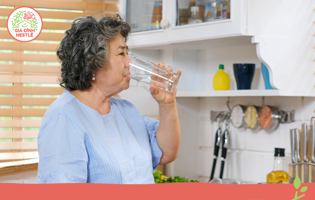 Đảm bảo NCT uống đủ nước vào mùa nắng nóng là một trong những ưu tiên hàng đầu để phòng bệnh huyết áp