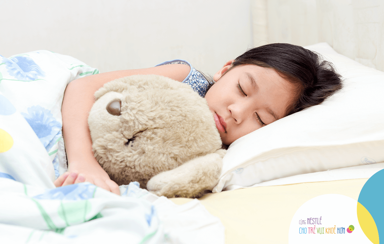 Ba mẹ hãy tạo thói quen sinh hoạt tốt cho bé như đi ngủ, thức giấc đúng giờ và ngủ đủ giấc theo từng giai đoạn để có thể phát triển thể chất tối ưu 