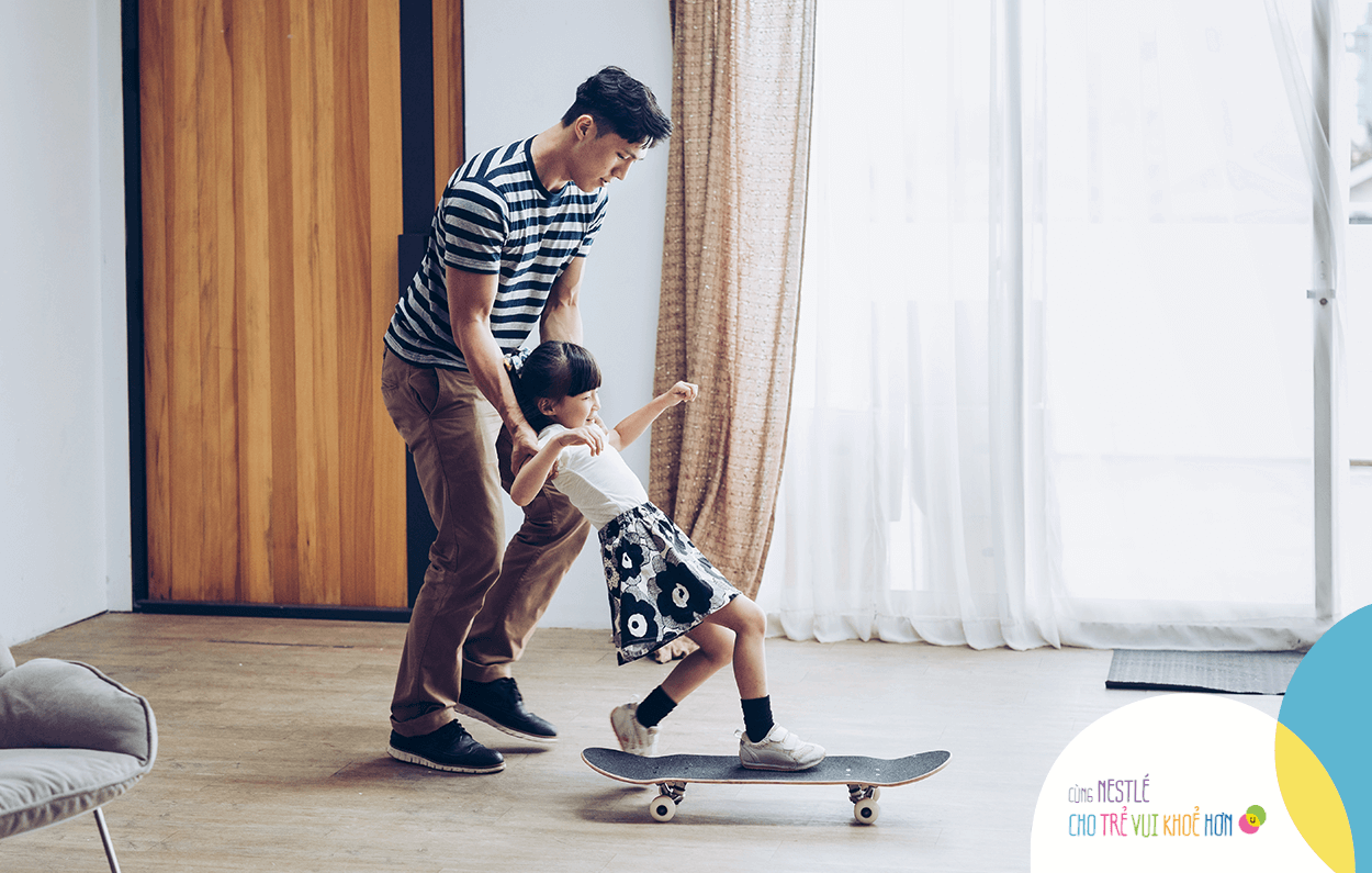 Trong những ngày phải ngồi nhà nhiều như hiện tại, ba mẹ cũng đừng quên tổ chức các trò chơi vận động nho nhỏ trong nhà, để bé yêu và cả nhà cùng tham gia nhé!