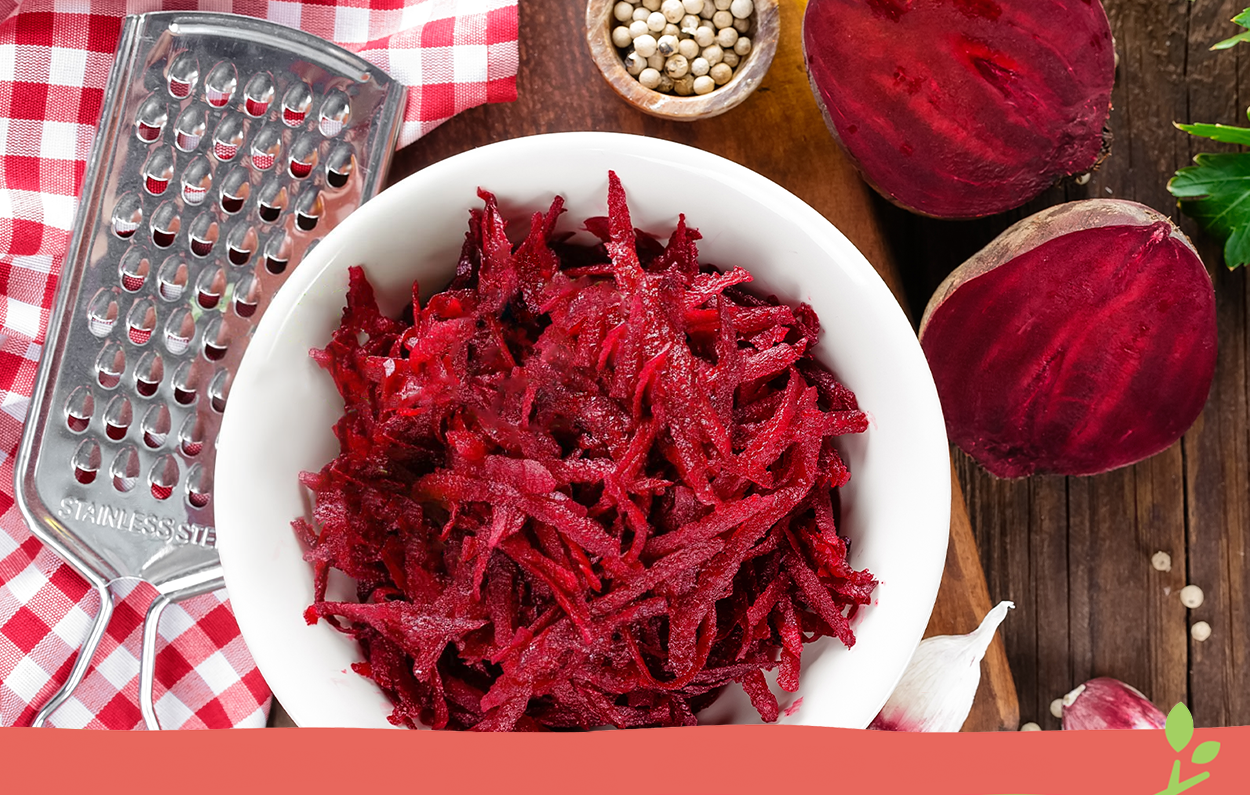 Mứt củ dền đỏ là món ăn vặt lạ miệng, với màu đỏ tự nhiên như một lời chúc xuân, mà còn lành mạnh và giúp giảm lượng đồ ăn thừa.