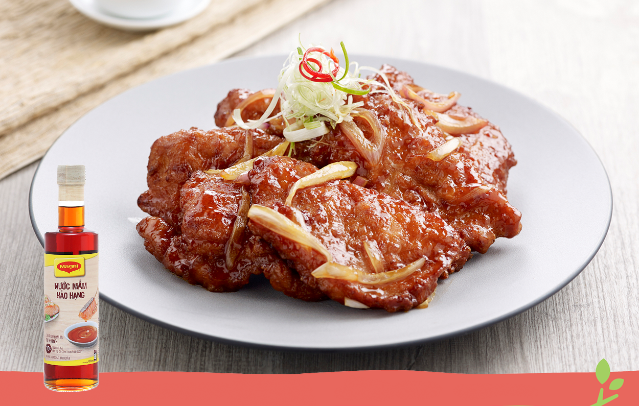 Sườn chiên đem xào cùng phần nước sốt có Nước mắm MAGGI Hảo Hạng sẽ làm dậy hương vị thơm ngon khó cưỡng .