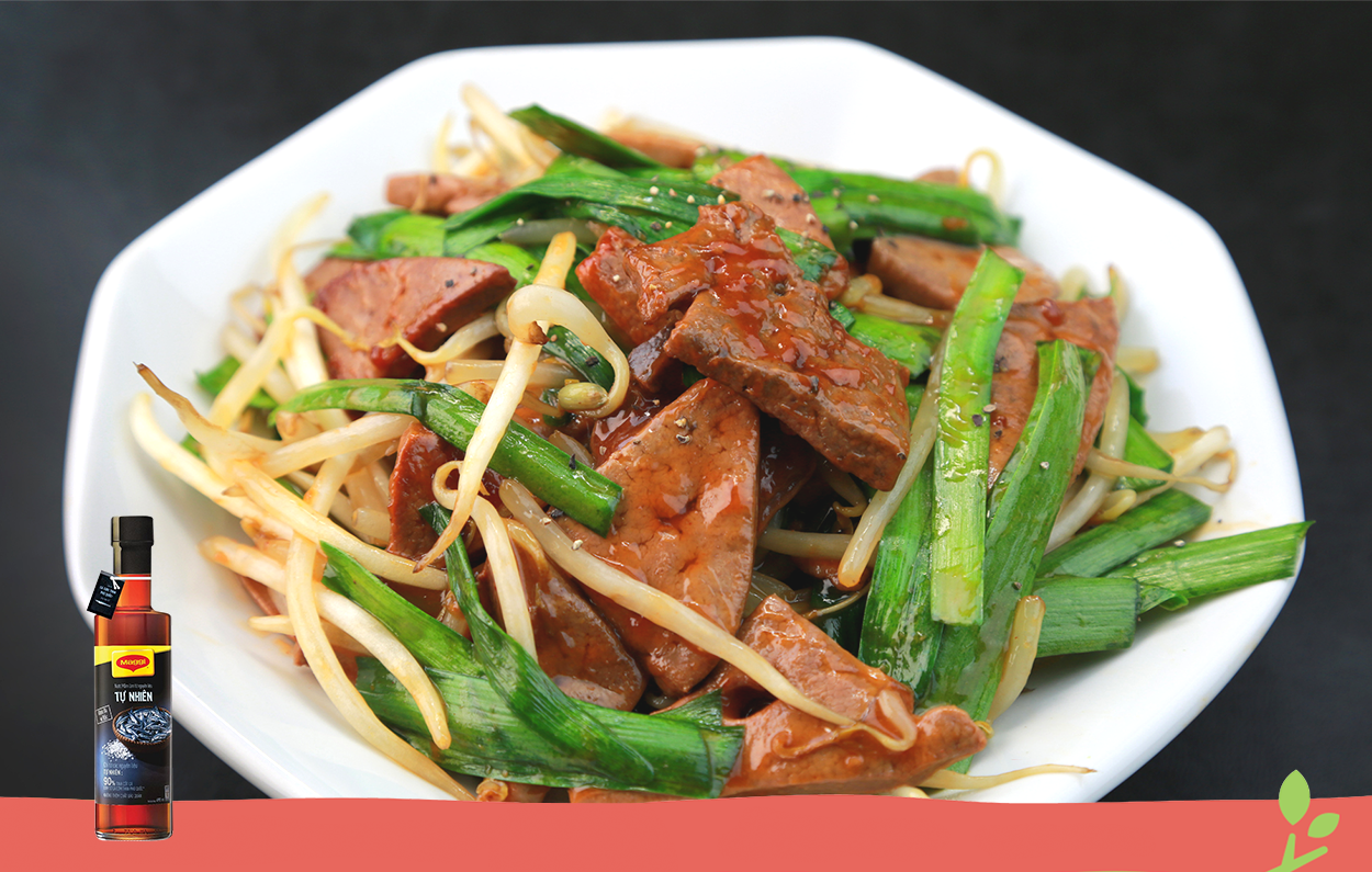Mùa nắng nóng này, hãy thực hiện món xào tim cật với giá đỗ đã vô cùng bắt cơm mà còn giúp thanh nhiệt. Đừng quên nêm nếm món xào với nước mắm MAGGI Hảo hạng để tăng độ ngon đậm đà cho món ăn nhé!