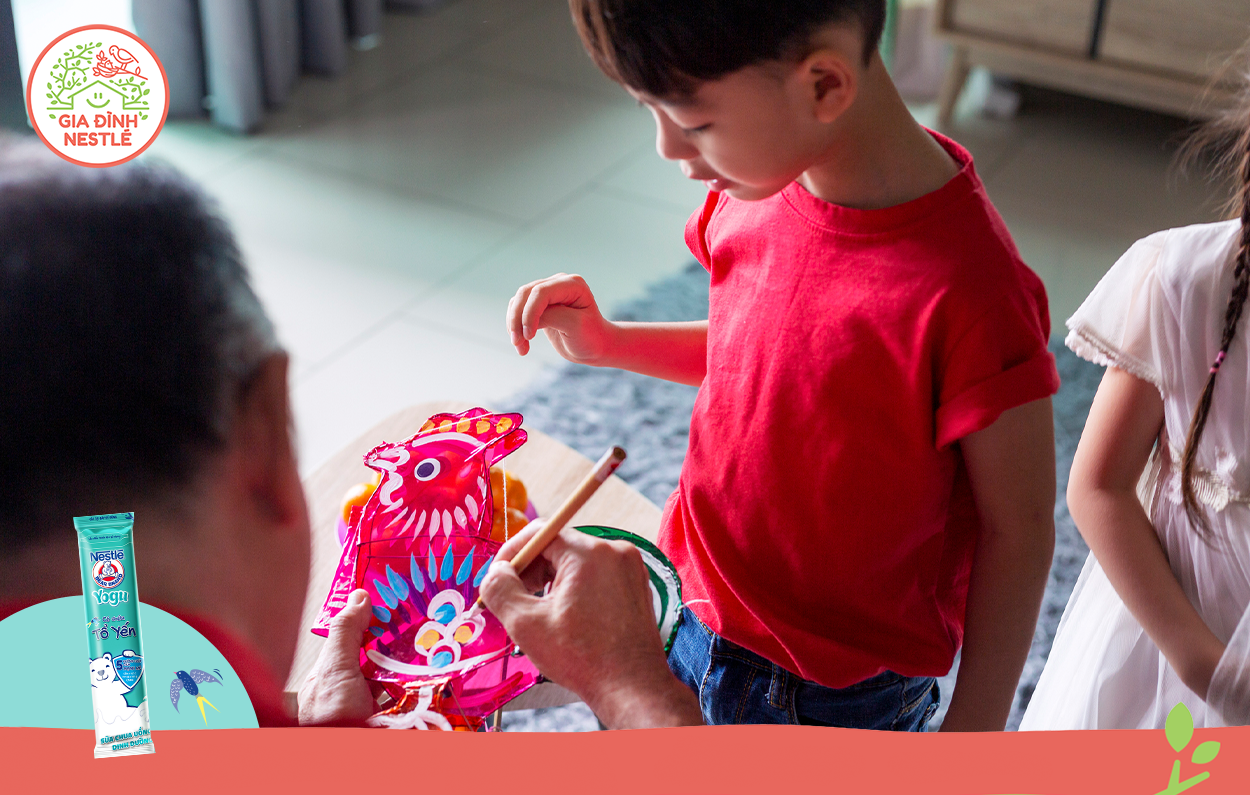 Sau giờ vui chơi, hãy cho con thưởng thức que sữa chua uống Nestlé YOGU thơm ngon, ngọt nhẹ, chua thanh, còn cung cấp 5 dưỡng chất thiết yếu giúp tăng cường hệ miễn dịch.