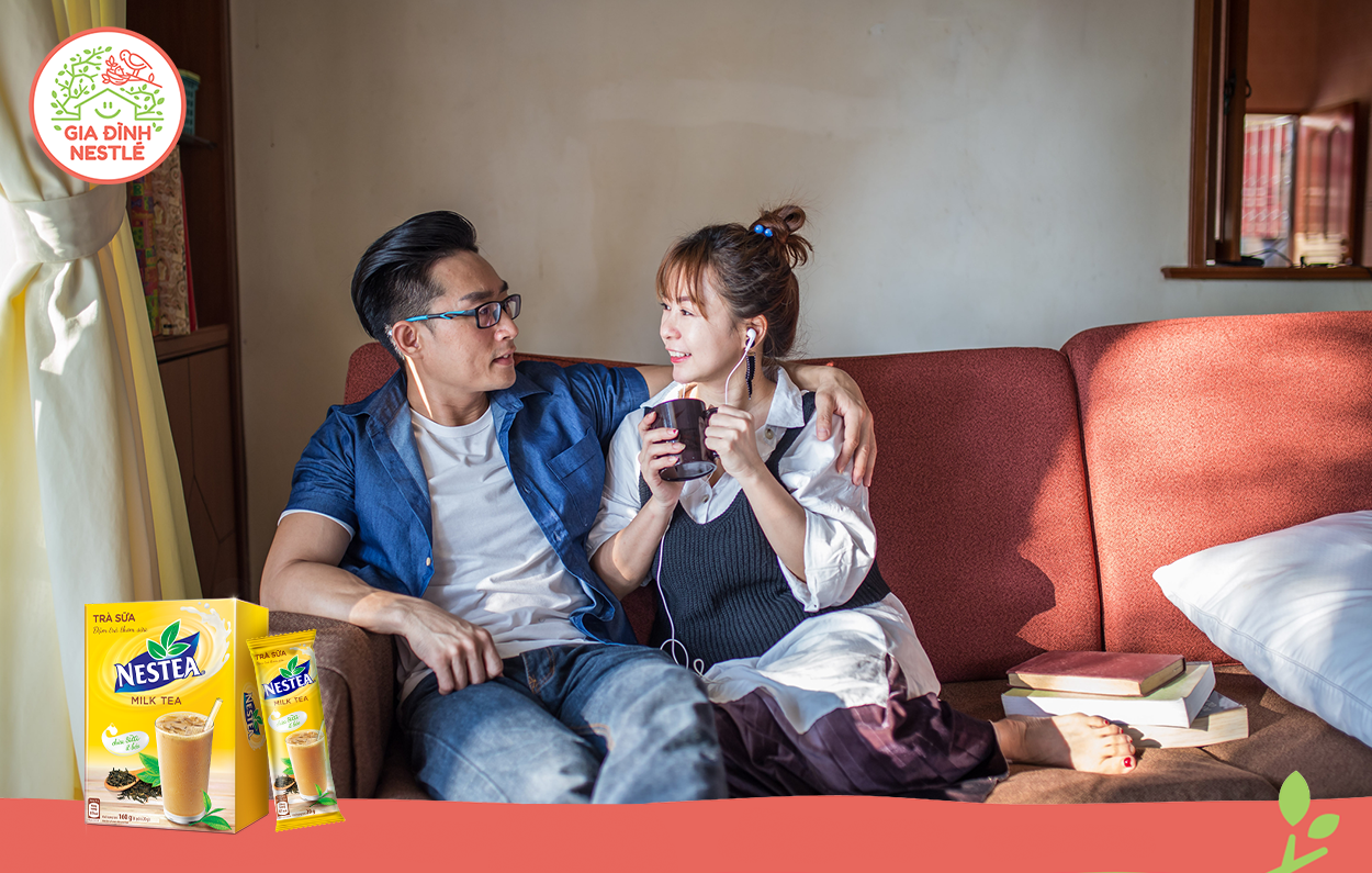 Trang trí nhà bằng sách cũng là một gợi ý hay ho mà bạn phải thử đấy. Còn gì tuyệt vời hơn khi đắm mình vào không gian sách và thưởng Trà sữa Nestea ngọt thơm sảng khoái?