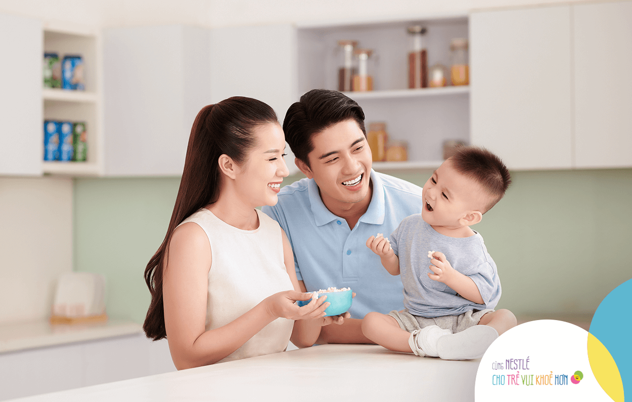 Để bé yêu có sức khoẻ tốt, ba mẹ nhớ trữ đồ ăn vặt lành mạnh Không chỉ bé yêu nhà mình mà ba mẹ cũng thích những món quà vặt vui miệng nữa. Vì thế, ba mẹ nhớ trữ những món ăn vặt ngon miệng và lành mạnh trong tủ bếp hoặc tủ lạnh để giữ cho bé một sức khoẻ tốt nhé!   Vài loại đồ ăn vặt dinh dưỡng ba mẹ có thể nghĩ tới là trái cây (dạng tươi, sấy khô, đông lạnh…) và rau củ. Thay vì ăn trực tiếp, bạn cũng có thể làm món sinh tố trái cây hoặc nước ép cho bé. Bạn cũng có thể mua những loại rau củ tươi tiện lợi cho các bữa ăn nhẹ như cà rốt que, cần tây que và dưa chuột mini hay trái cây như chuối, táo, cam, nho. Cho con làm quen với các món ăn nhẹ dinh dưỡng ngay từ đầu sẽ tạo cho con thói quen ăn uống tốt sau này.  Nếu bạn vẫn lo lắng mà lại không có nhiều thời gian để chế biến cho con những bữa ăn vặt lành mạnh. Hãy cho bé thử bánh ăn dặm GERBER, được bổ sung vitamin E và Sắt, là nguồn bổ trợ tuyệt vời cho sự phát triển của con, ba mẹ nhé!