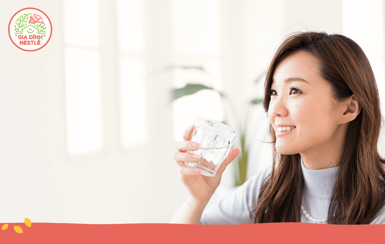 Uống đủ nước là cách hữu hiệu để duy trì sự trẻ trung của người phụ nữ. Nhớ 2 lít nước mỗi ngày nhé!