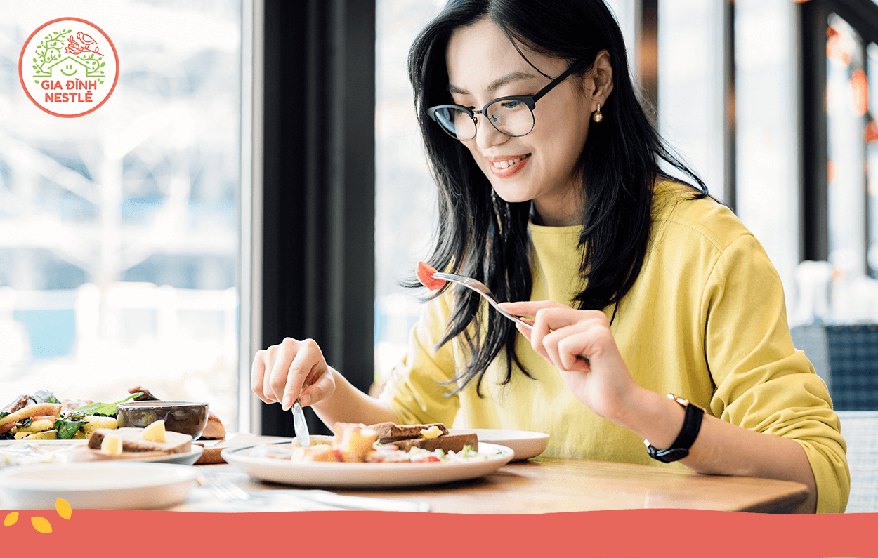 Nữ giới cần xây dựng chế độ ăn uống hợp lý để cung cấp đủ chất sắt và vitamin C cho cơ thể