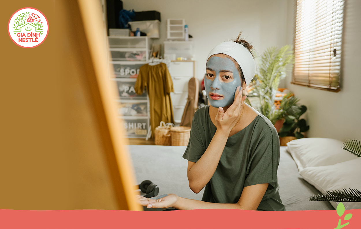 Đắp mặt nạ đất sét là cách làm đẹp thải độc da phổ biến, nhất là vào mùa hè giúp thanh lọc làn da.