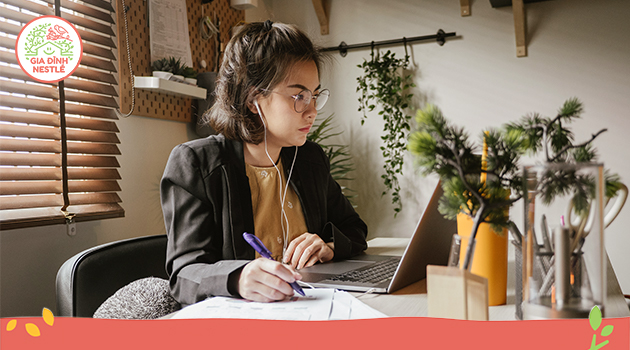 Bạn có thể tận dụng một phần của bàn bếp hoặc một phòng bất kỳ trong nhà, và đảm bảo rằng các thành viên biết được đây là “văn phòng” của bạn.