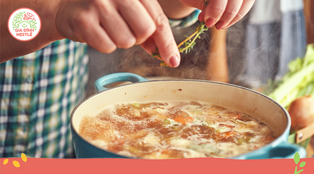 Hãy thử nấu món canh súp hoặc món hầm – vừa đảm bảo bữa ăn dinh dưỡng đầy đủ các loại rau củ, vừa dễ dàng đông lạnh để lưu trữ dài ngày cho cả nhà thưởng thức! 