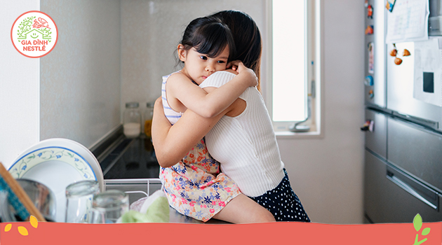 Để con thoải mái bộc lộ cảm xúc trước những sự kiện thực tại, nhưng con vẫn rất cần hỗ trợ và vỗ về khi cần đó, ba mẹ ơi!