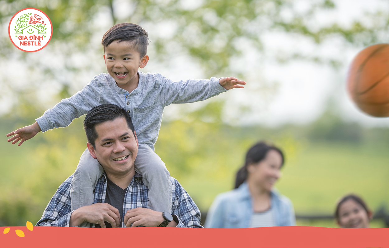 Cùng nhau tham gia trò chơi ném bóng vào rổ, gia đình mình không chỉ có những phút giây vận động vui khoẻ mà còn gắn kết gia đình thêm gần gũi