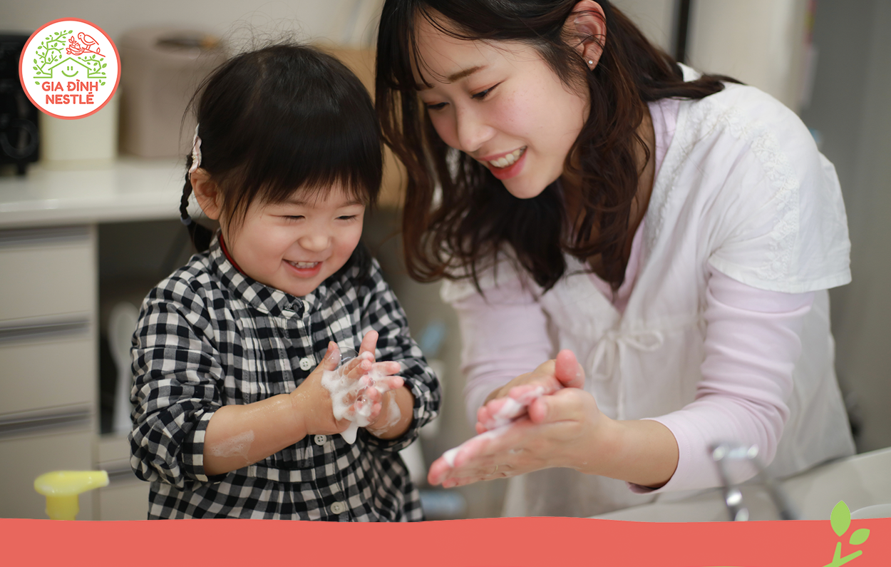 Ba mẹ nhớ nhắc bé thường xuyên rửa tay sạch sẽ và giữ gìn vệ sinh nói chung để hạn chế các nguy cơ nhiễm bệnh trong mùa hè.