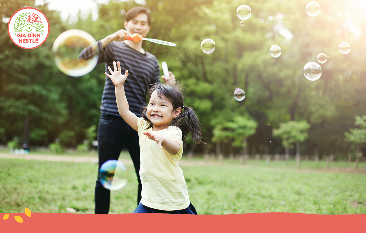 Không chỉ là một trò chơi vận động cho bé thoả thích chạy nhảy ngoài trời, bé còn được trải nghiệm việc tự tay làm ra bong bóng xà phòng cực thú vị.