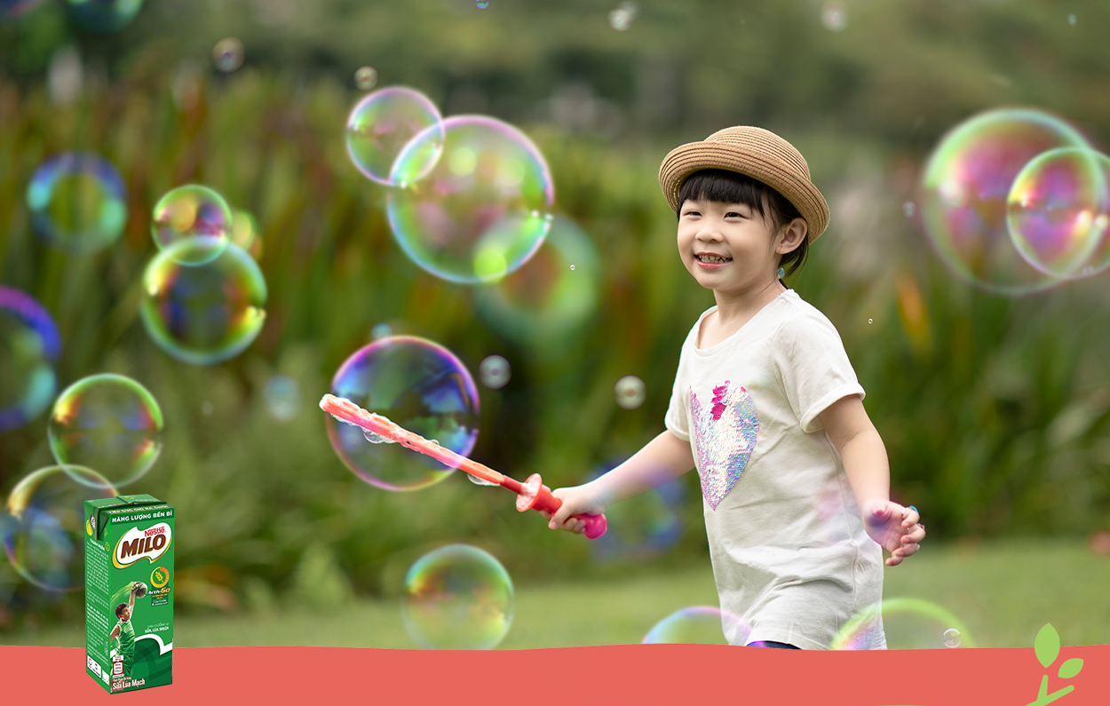 Bên cạnh việc uống đủ nước, ba mẹ nhớ tiếp sức cho con với MILO Hộp Uống Liền với 3 thành phần tự nhiên chính giúp con vui chơi và học hỏi tích cực ngoài trời nhé!