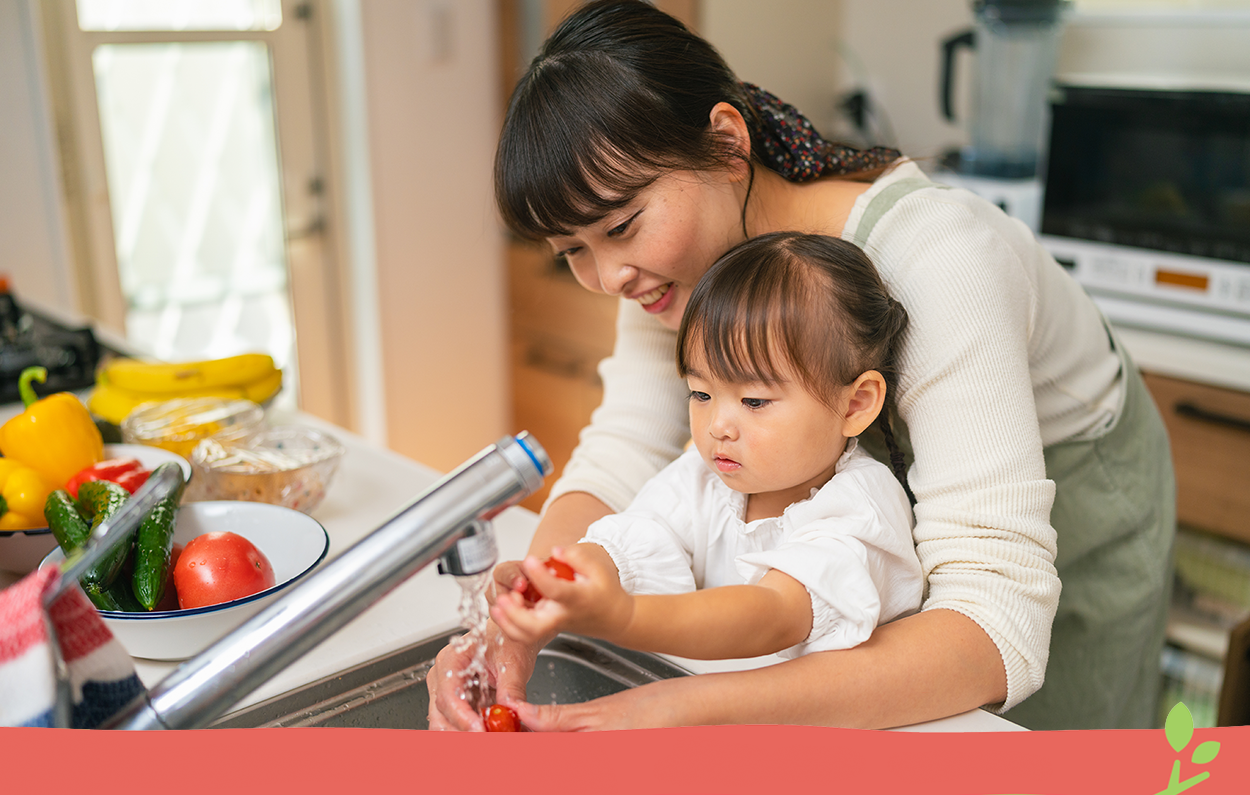 ​​​​​Bước đầu của việc tăng cường rau xanh vào chế độ dinh dưỡng cho trẻ, là ba mẹ hãy để con tự do lựa chọn loại rau mình muốn thưởng thức và để trẻ tham gia nhặt rau, rửa rau để tạo sự thích thú khi ăn.