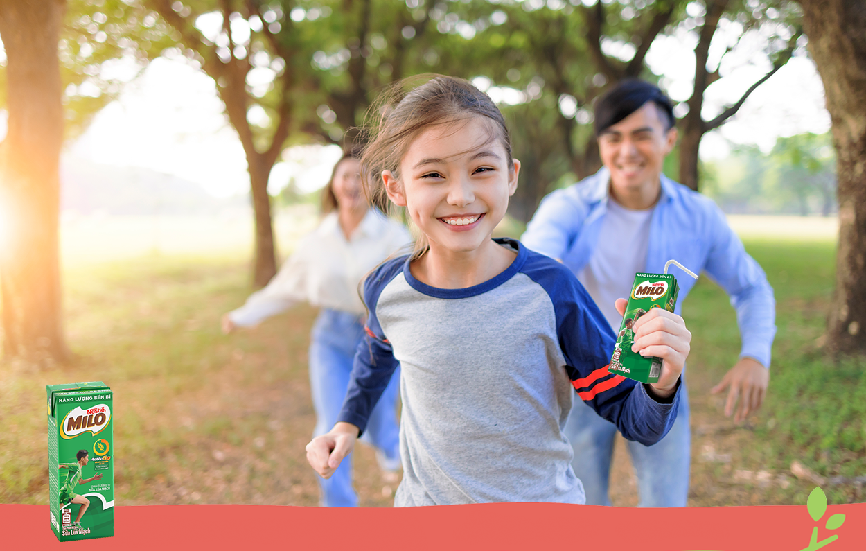 MILO Hộp Uống Liền là tuyệt chiêu để giữ cho con nguồn năng lượng bền bỉ trong chuyến du lịch gắn kết gia đình.