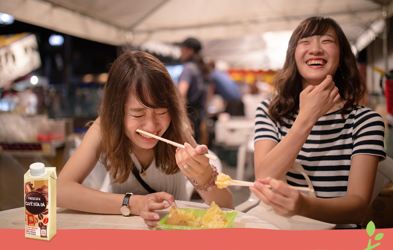 Cảm nhận sự hài hoà giữa vị đậm đà và béo thơm bất biến của cà phê uống liền NESCAFÉ Café Sữa Đá, để bạn tận hưởng trọn vẹn vị cà phê theo cách riêng của mình con đường khám phá ẩm thực vạn biến.