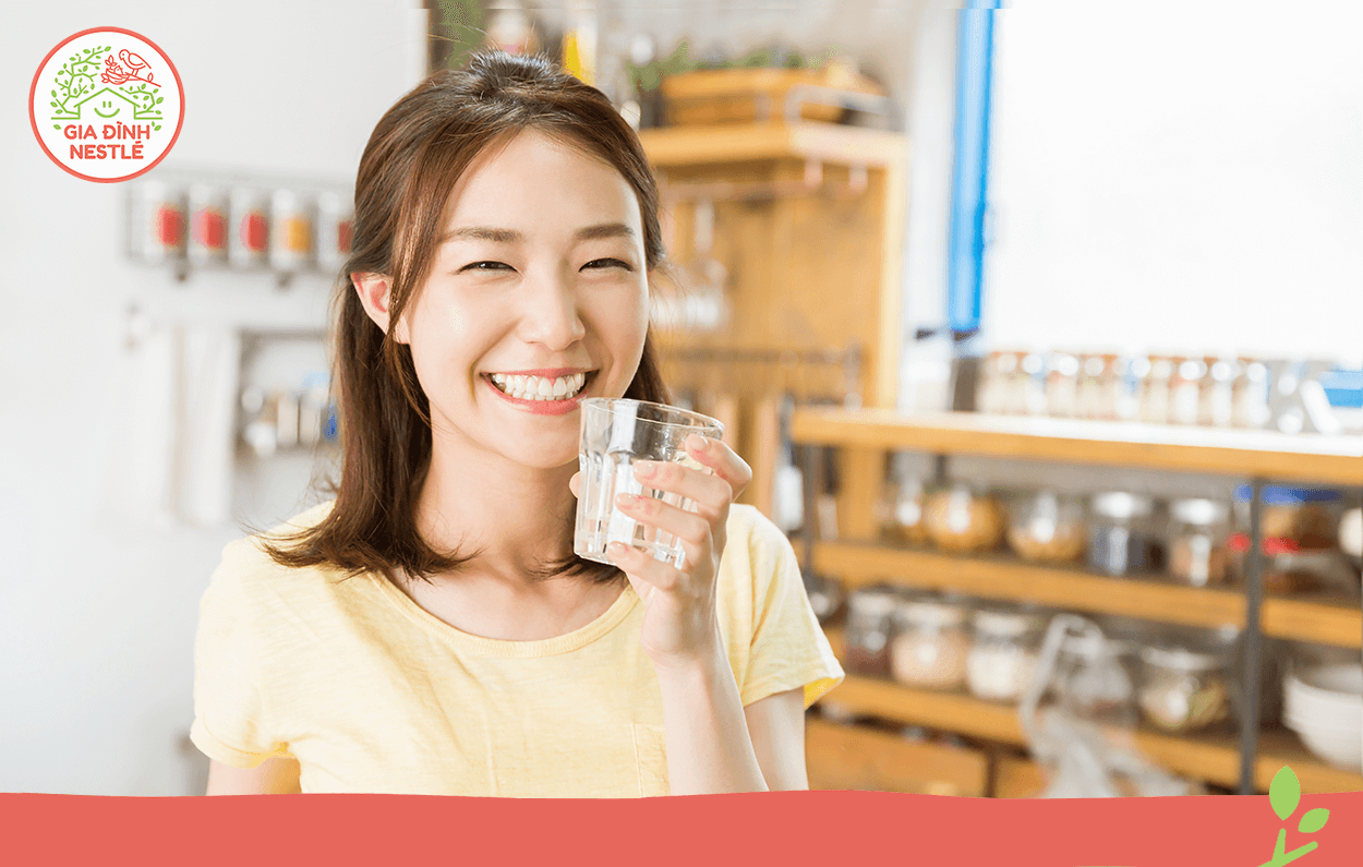 Bên cạnh việc làm mát từ bên ngoài như mở quạt, máy lạnh, hãy làm dịu cơ thể từ bên trong bằng cách uống nước đủ và đúng để sống vui khoẻ ngày hè và giảm nguy cơ sốc nhiệt