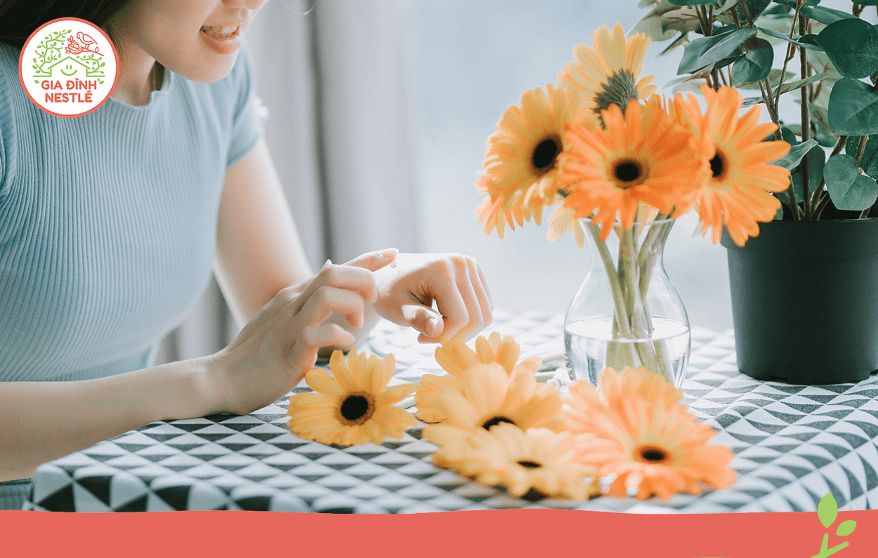 Thoa kem chống nắng mỗi ngày, đặc biệt là trong mùa hè để phòng chống nguy cơ cháy nắng.