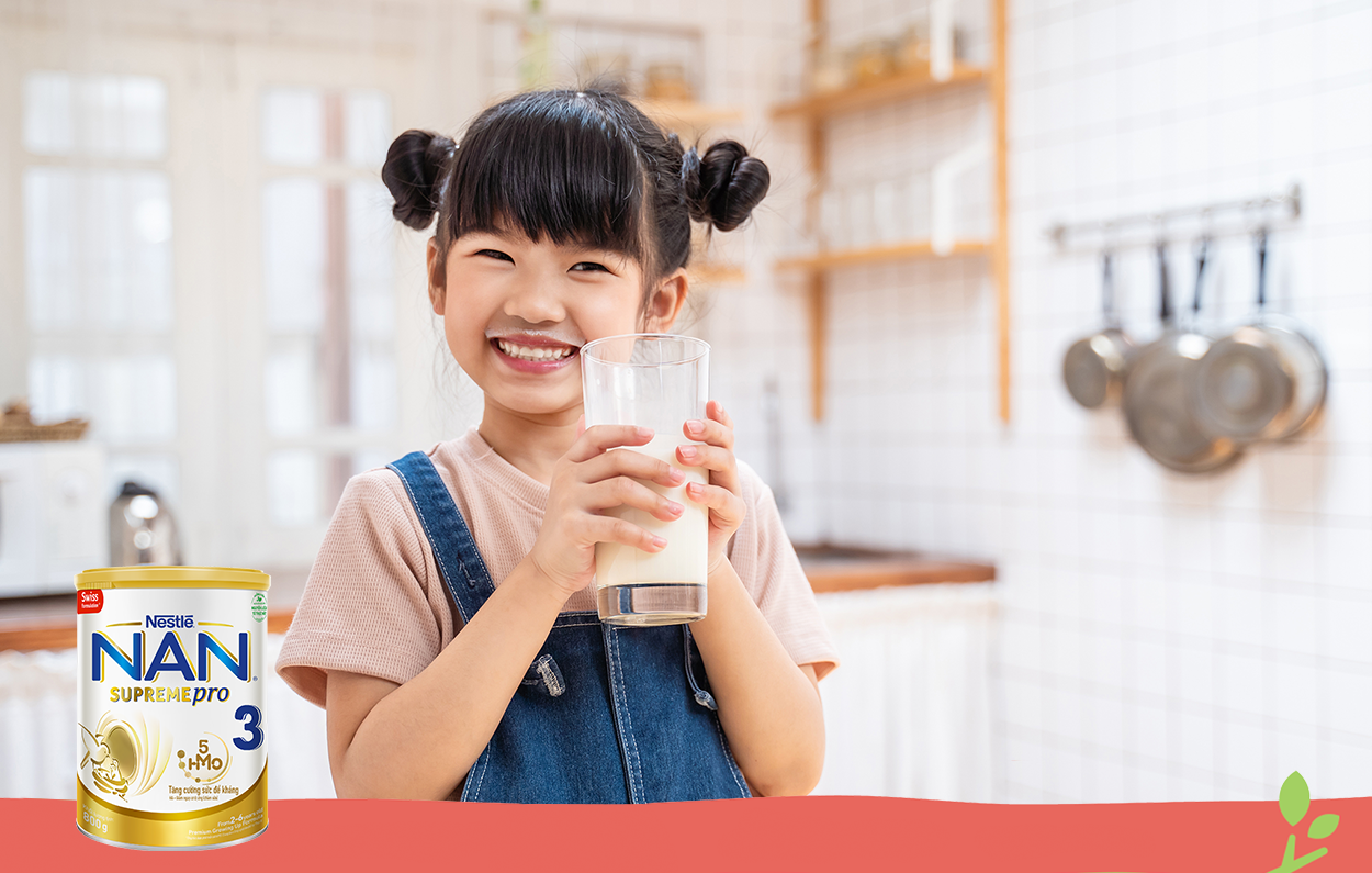 Ngoài việc tuân thủ thói quen lành mạnh ăn chín, uống sôi, ba mẹ hãy cho bé NAN Supreme Pro 3 với công thức dinh dưỡng đột phá 5HMO giúp tăng cường đề kháng hiệu quả.