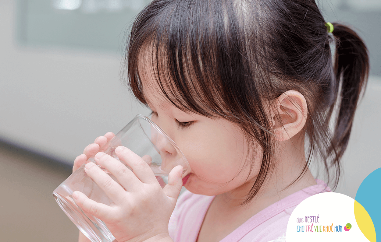 Tập cho trẻ có thói quen uống đủ nước