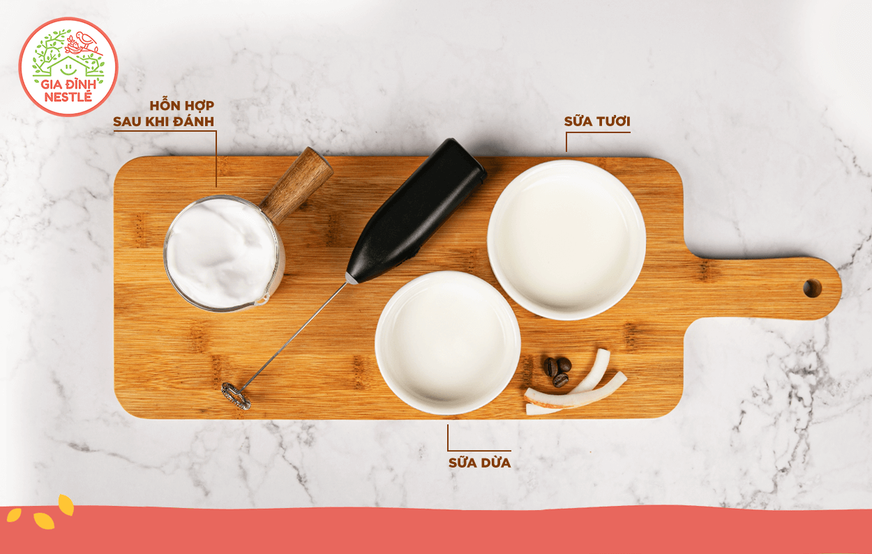 Bạn nhớ đánh đều tay và theo một hướng để hỗn hợp sữa tươi và sữa dừa mịn bông.