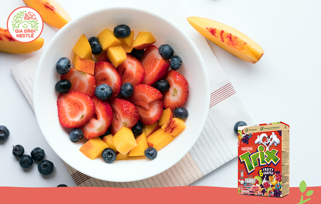Nhà mình ngay ta thực hiện ngay trái cây tô kết hợp cùng Ngũ cốc ăn sáng Nestlé Trix - món tráng miệng và ăn vặt lành mạnh, thơm ngon. 