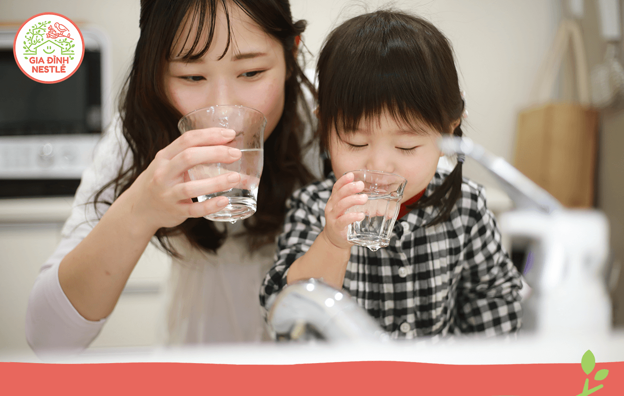 Đừng quên uống nước đủ và đúng để hạn chế bệnh mùa hè bạn nhé!