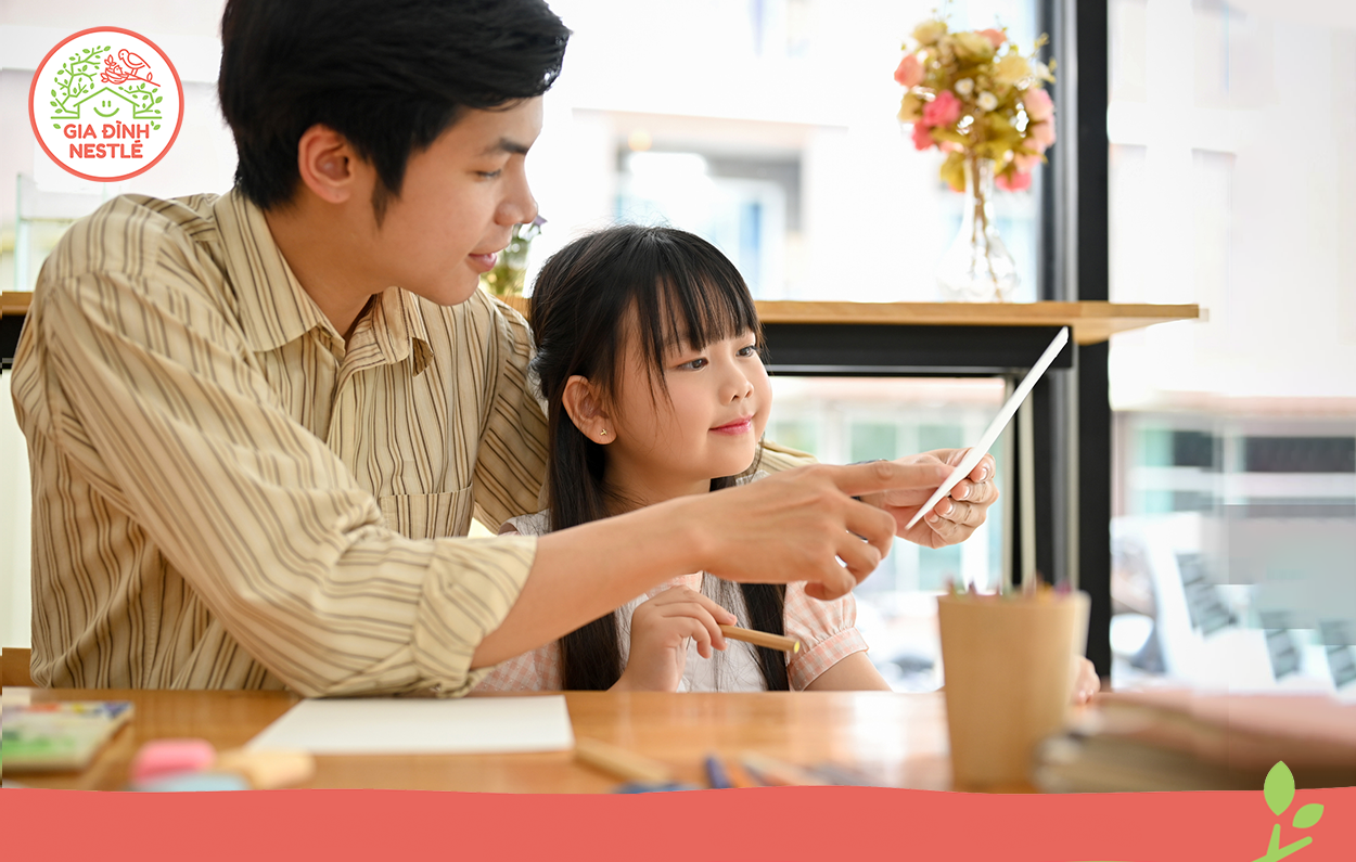 Hạn chế la mắng trẻ là mẹo chăm con mà ba mẹ nào cũng nên áp dụng để bé có thể phát triển trí não và sức khỏe tinh thần lành mạnh.