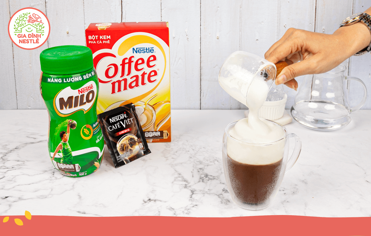 Bí quyết để lớp thứ hai có thể nổi trên mặt, tạo thành hai lớp nằm ở việc đổ đá ở lớp thứ nhất để nâng bề mặt sữa được đánh bông.